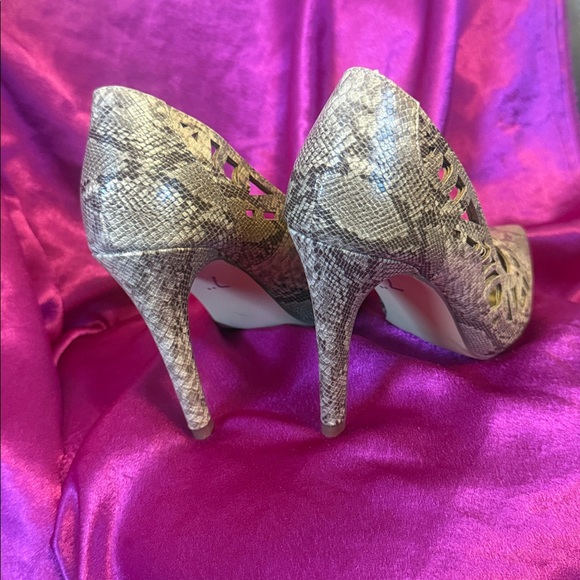 Diba  size 9.5 like new Women's Snakeskin High Heels - Gray/brown - Picture 3 of 4